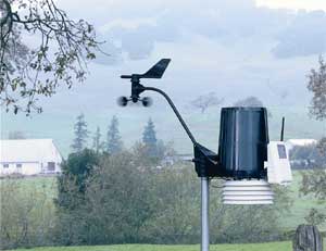 Ensemble de capteurs de la station meteo Vantage Pro 2 radio. Cette ensemble comprend un pluviomètre à augets, un thermo-hygromètre sous abri à ventilation passive, un anémomètre girouette détachage (12 m de câble) - Davis Instruments.